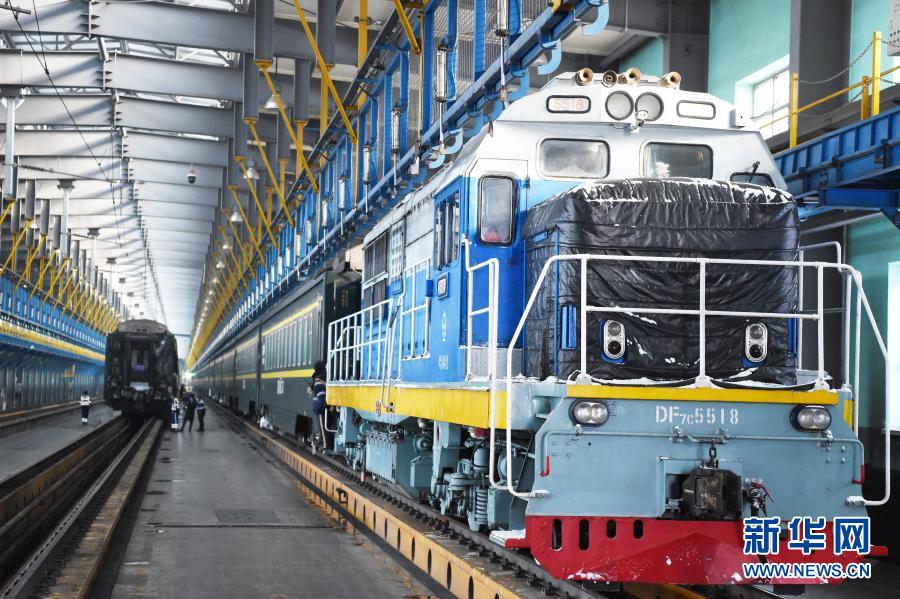 驶入中国铁路哈尔滨局集团有限公司三棵树车辆段的整备库(2月1日摄)