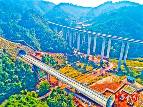 图为中铁十四局承建的张吉怀高铁官田隧道(王观生摄)