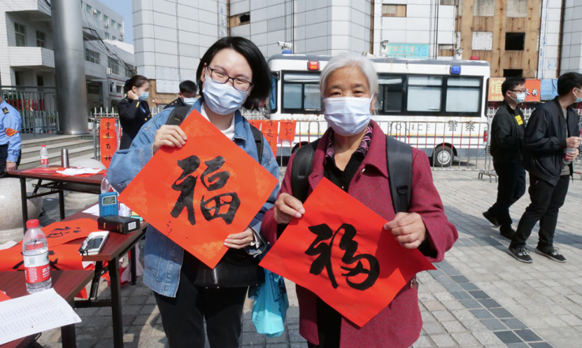 新春走基层丨手写春联赠旅客 广州北站年味浓