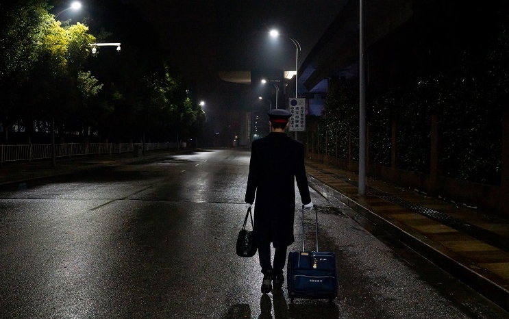 【新春走基层】“红眼高铁”司机：护航夜归的你