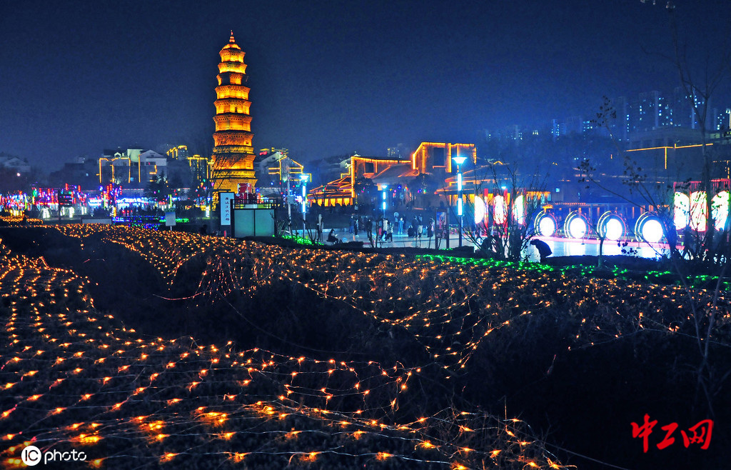 山东滕州:春节临近 滕州荆河两岸亮起灯光宛如不夜城