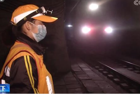 【新春走基层】三口之家远隔千里 “云端”团聚送祝福