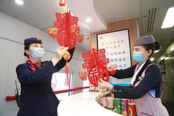 「新春走基层」高铁上别样年味儿浓