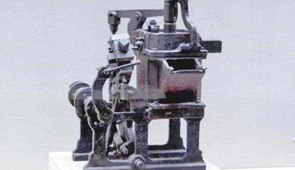 奋斗百年路 启航新征程：“背着报馆打游击”