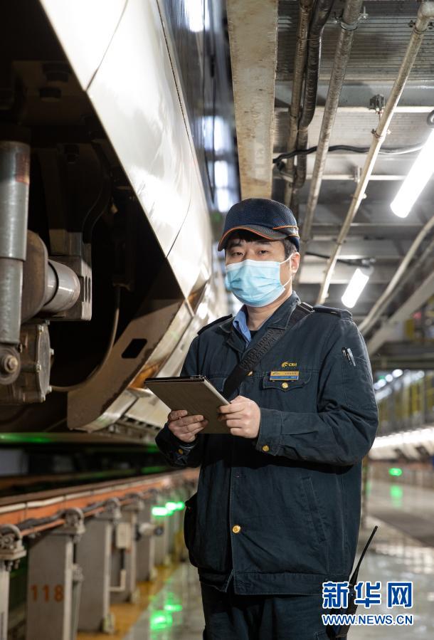 坚守岗位 铁路春运背后的守护人|人物频道_51网