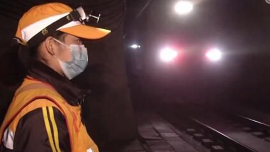 【新春走基层】三口之家远隔千里“云端”团聚送祝福