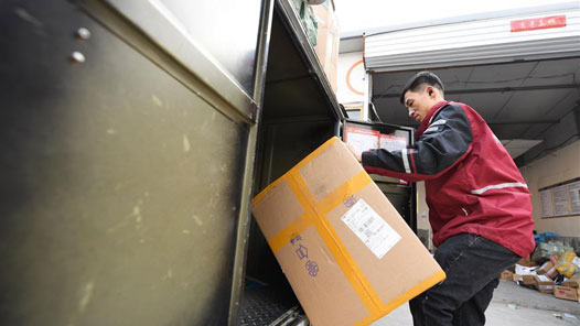 新春走基层：跟着“小哥”送快递