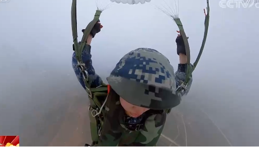 直击空降新兵首次大飞机跳伞