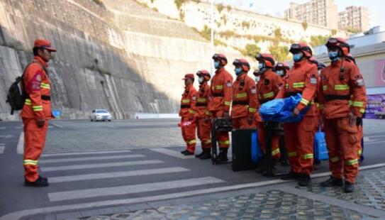 这个春节，他们选择“坚守”