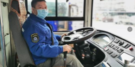 新春走基层:温情365天：保障患儿就医的公交“夫妻档” 