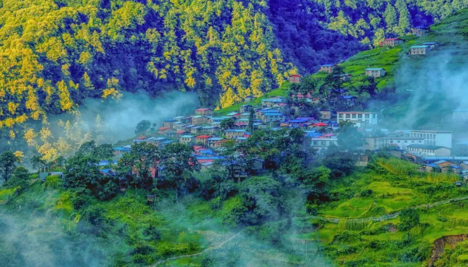 新春走基层：山崖上的足球场 西藏墨脱的“新年礼物”   