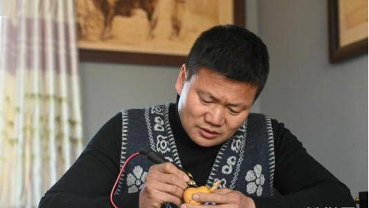 “葫芦娃”大叔烙出新疆百景图  