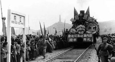 奋斗百年路 启航新征程：成渝铁路