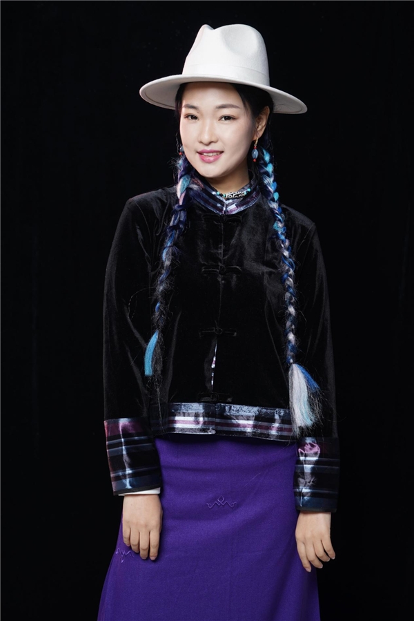 德德(原名德吉措)是一个生在青海贵德的藏族姑娘,自幼受到父亲影响能