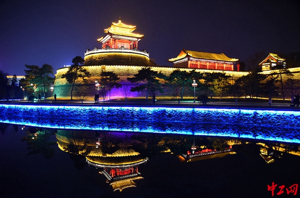 郝群英/视觉中国2021年2月25日晚,在河北省邯郸市丛台公园,人们欣赏武