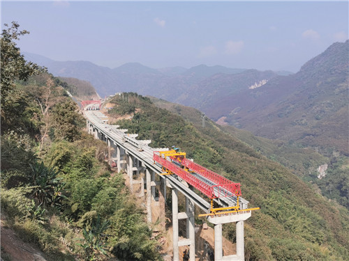 大梁山隧道右幅顺利贯通云南镇清高速公路即将建成通车