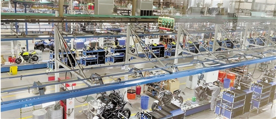 春风动力"未来工厂"生产流水线.