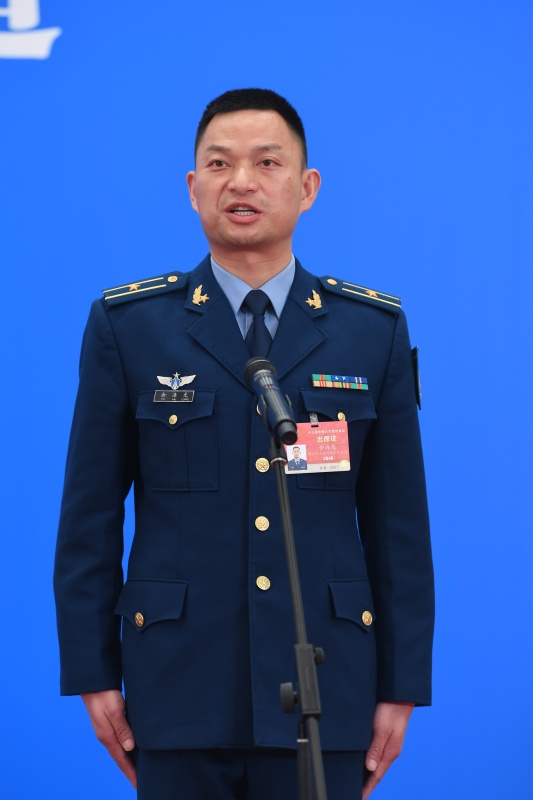 空降兵某部教导员余海龙亮相代表通道