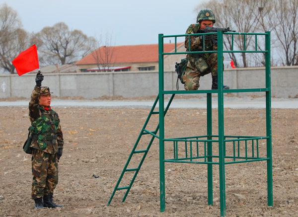 单兵综合演练 硝烟味十足-中工军事-中工网