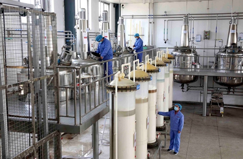 3月9日,山东省枣庄市市中区一家生化制药企业的工人在车间生产肝素