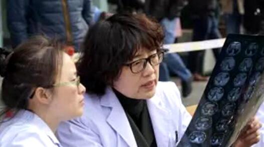 ���ײ��������Ŵ�����������Ů��