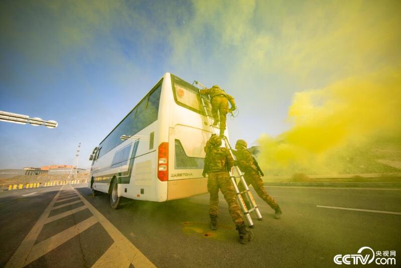 直击武警特战队员交通工具反劫持演练