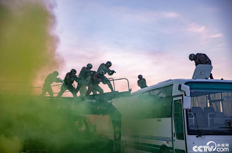 直击武警特战队员交通工具反劫持演练