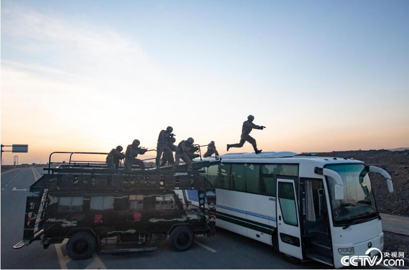 直击武警特战队员交通工具反劫持演练