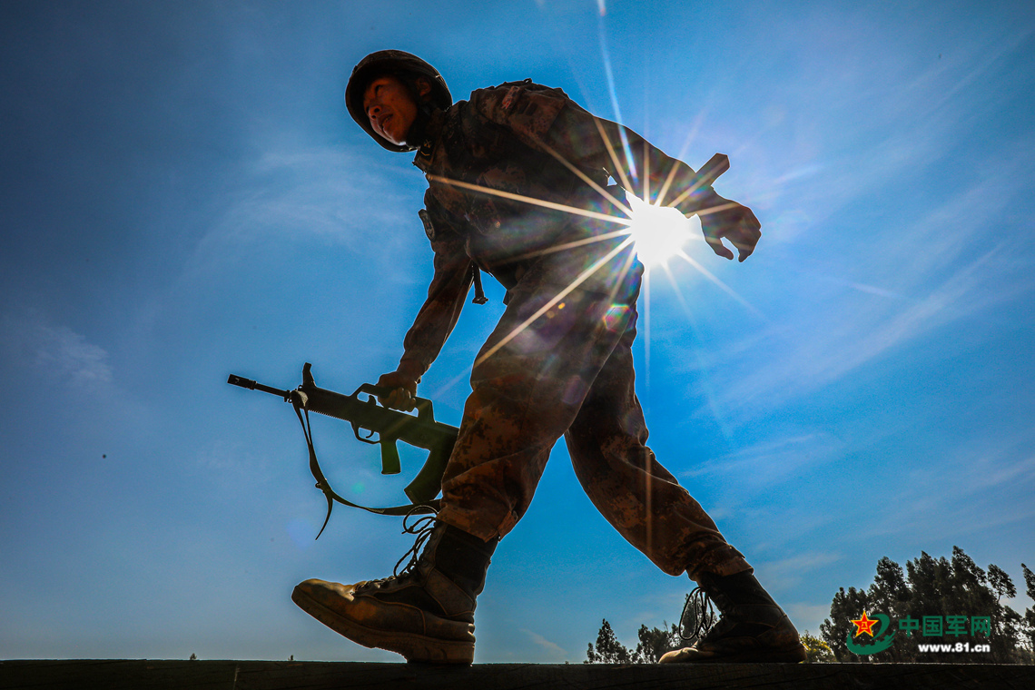 散打格斗,垂直攀登……看南部战区陆军侦察尖兵驰骋丛林