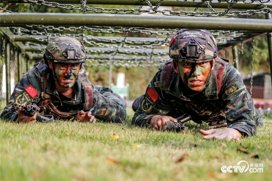 武警特战队员进行匍匐前进比拼.