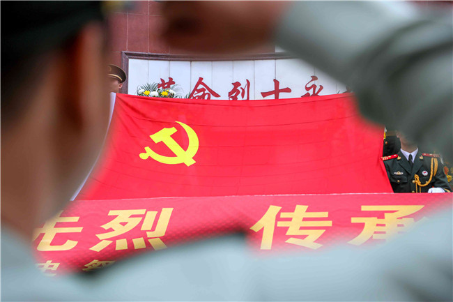 缅怀革命先烈传承红色基因武警广西总队河池支队开展主题党日活动