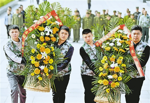 月3日,山东省烟台市福山区社会各界群众来到英山烈士陵园参加祭扫活动