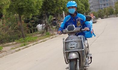 【爱在城市】兼职帮30余人找到家，大家被这个“不务正业”的外卖小哥圈粉了！