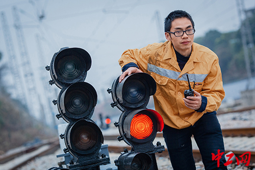 一线360行铁路信号工列车传输神经的守护者