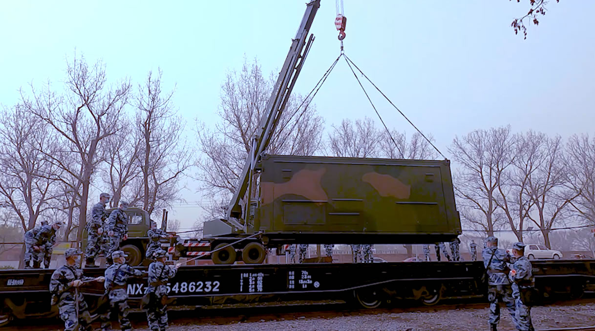 大型铁路装载现场看兵哥哥如何把战车开上独木桥