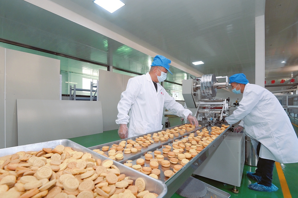 4月28日,该公司工作人员正在包装加工粗粮能量饼干.刘亮亮摄