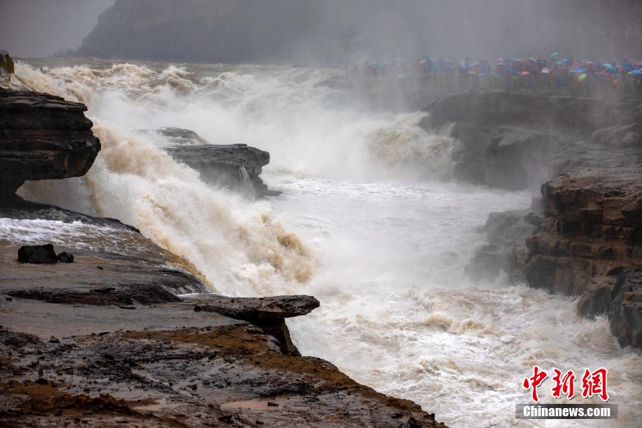 雨中的黄河壶口瀑布:波涛汹涌气势磅礴