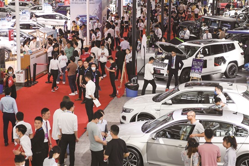 傅聪 摄当天是"五一"假期第二天,2021湖南车展人气持续火热,众多市民
