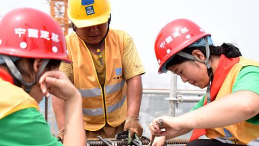 ���Ͷ���ǿ����ĬĬ����