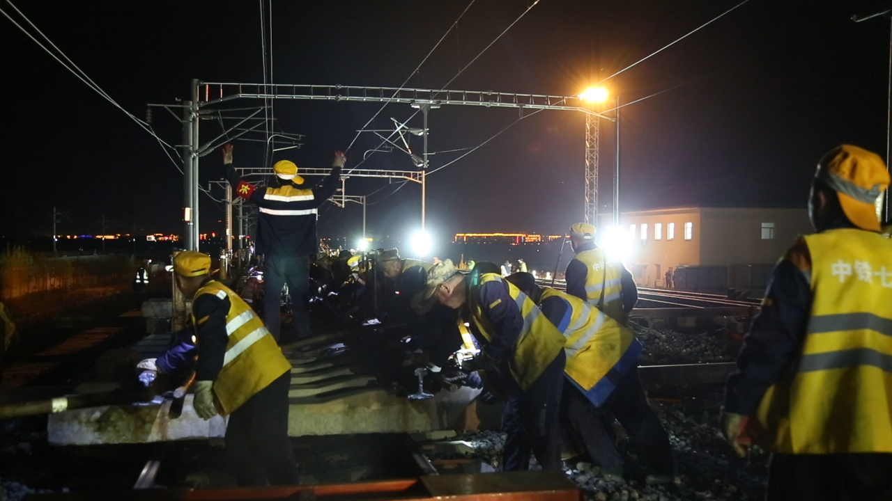 深夜会战我国最长高速道岔在吉林敦白客专插铺完成