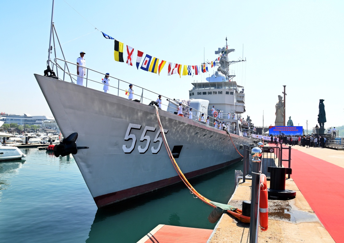 退役舰艇落户青岛开展爱国主义教育