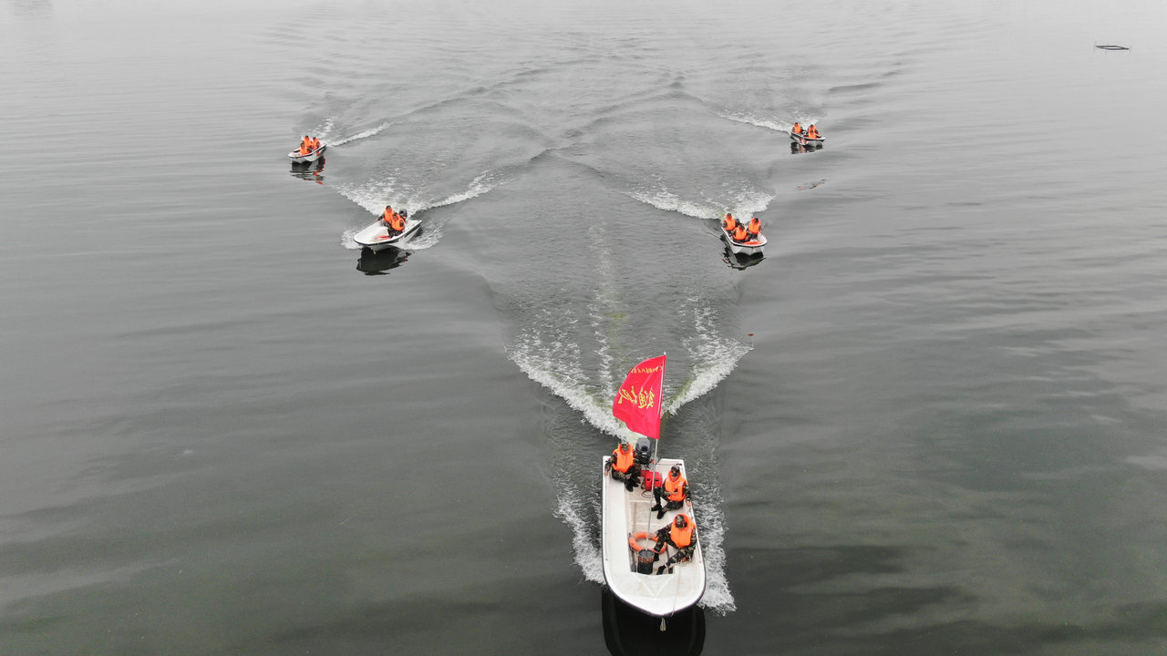 劈波斩浪 锻造水上救援尖兵:直击武警冲锋舟集训