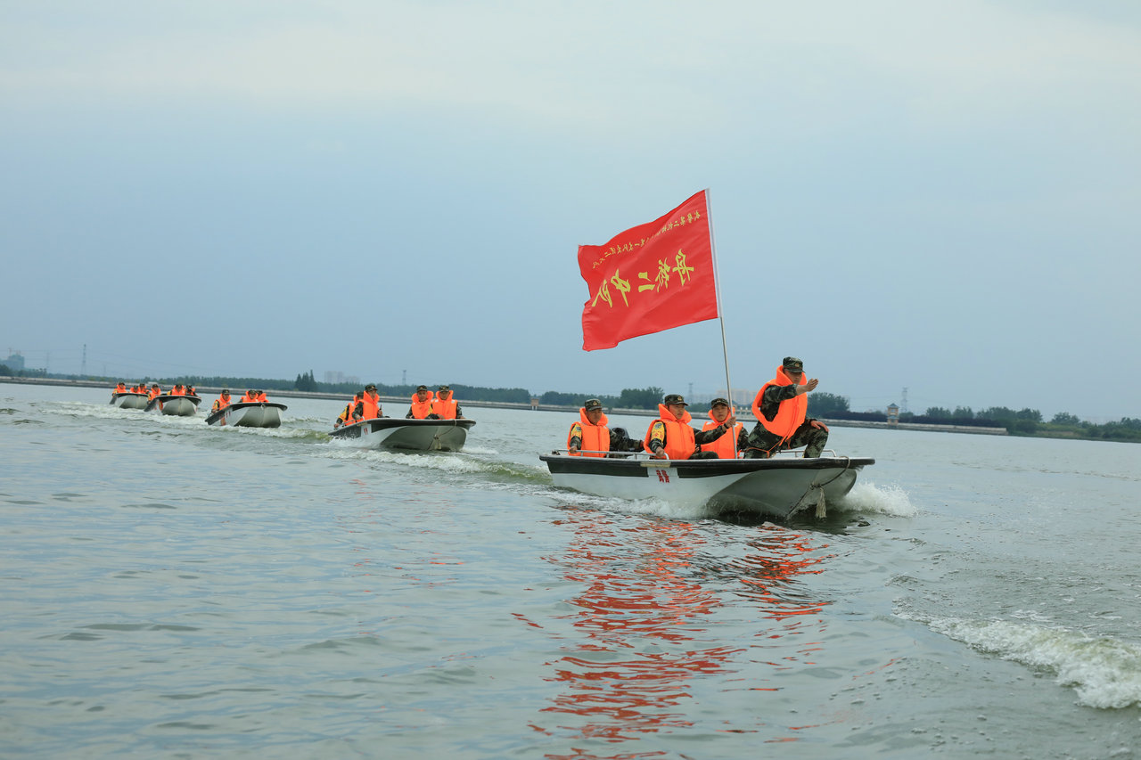 劈波斩浪 锻造水上救援尖兵:直击武警冲锋舟集训
