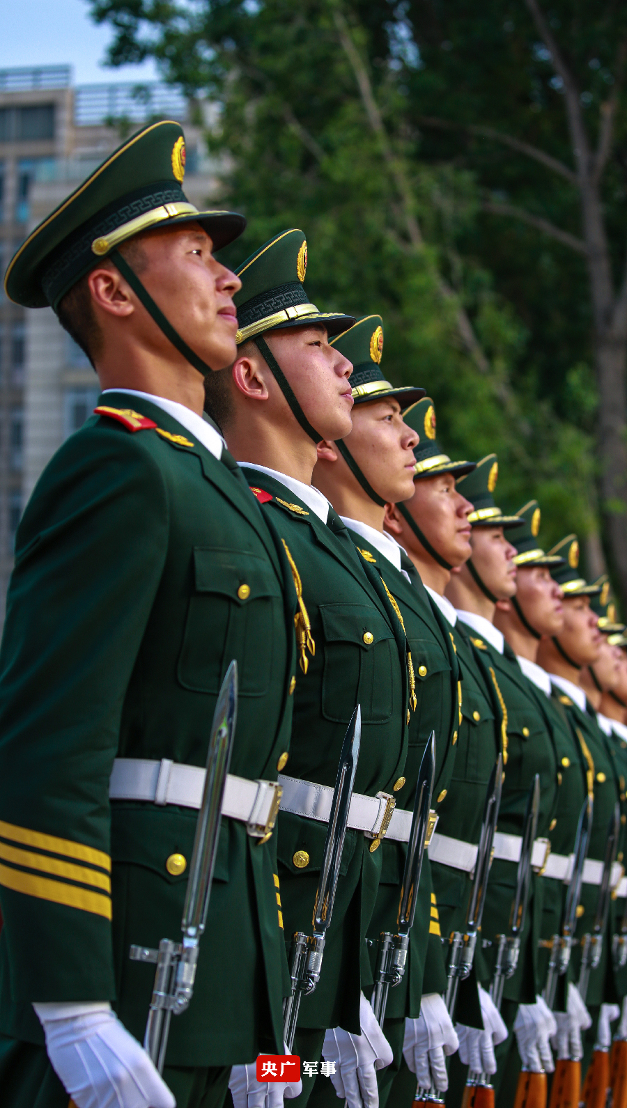 整齐划一治愈强迫症直击武警仪仗队员训练现场