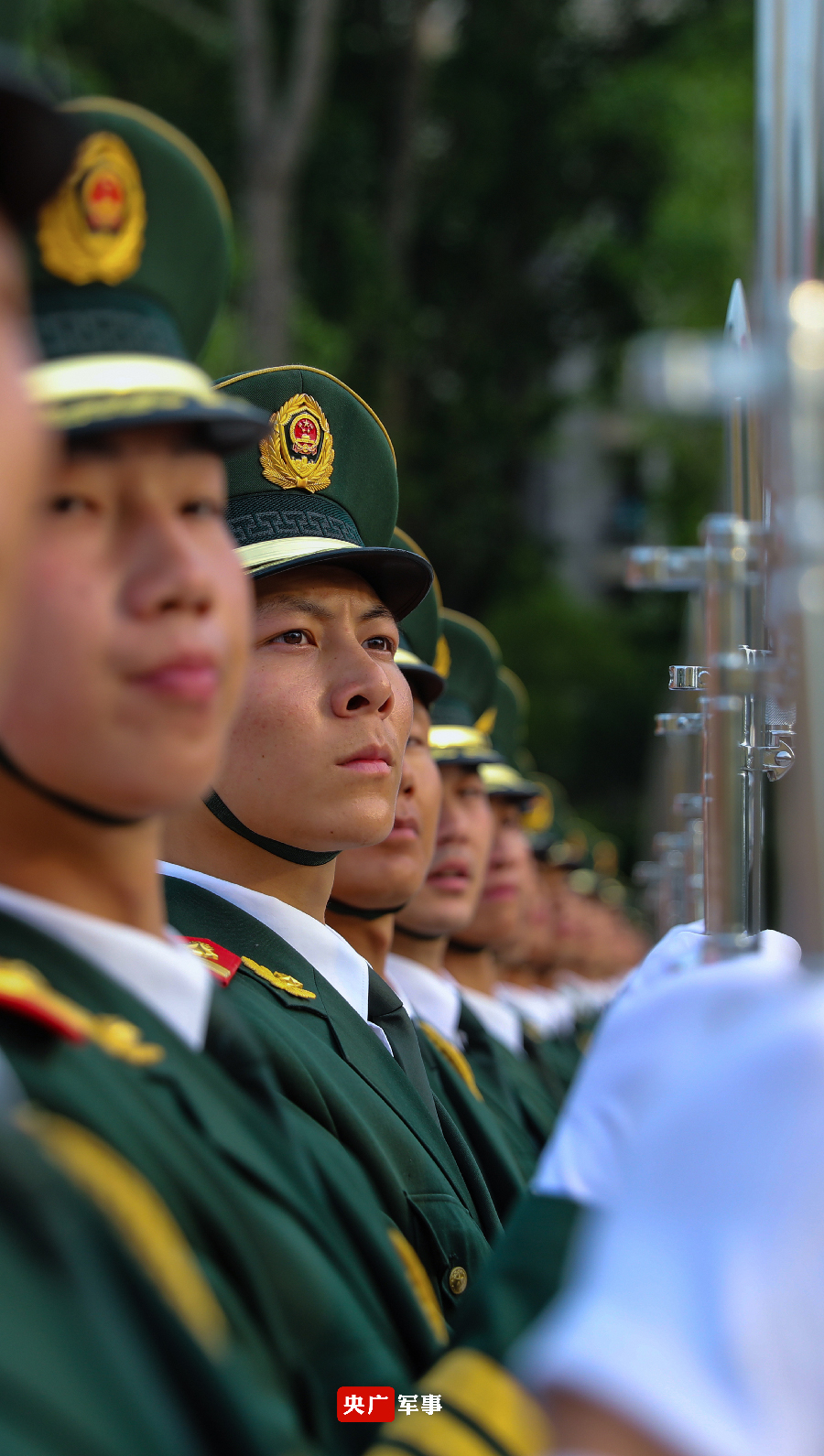 一组手机壁纸,带你看看训练场上的武警仪仗兵!整齐划一,治愈强迫症!