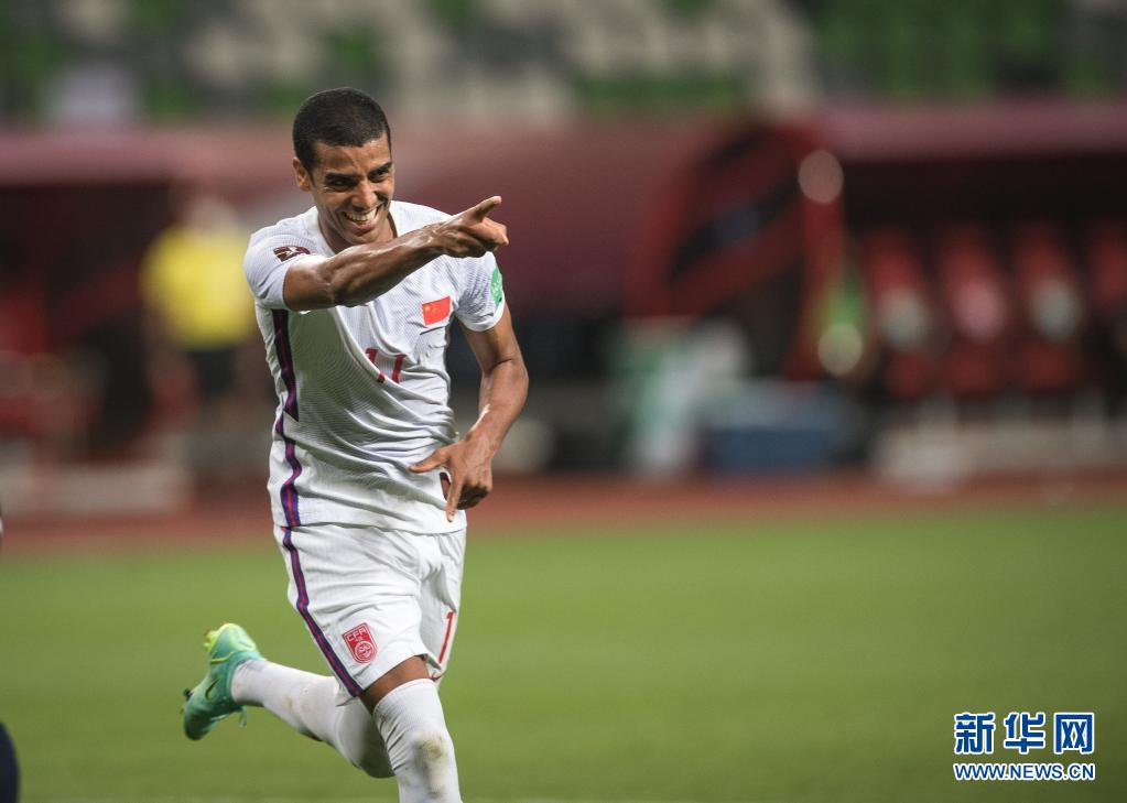 5月30日,中国队球员阿兰打入中国队第七粒进球后庆祝.