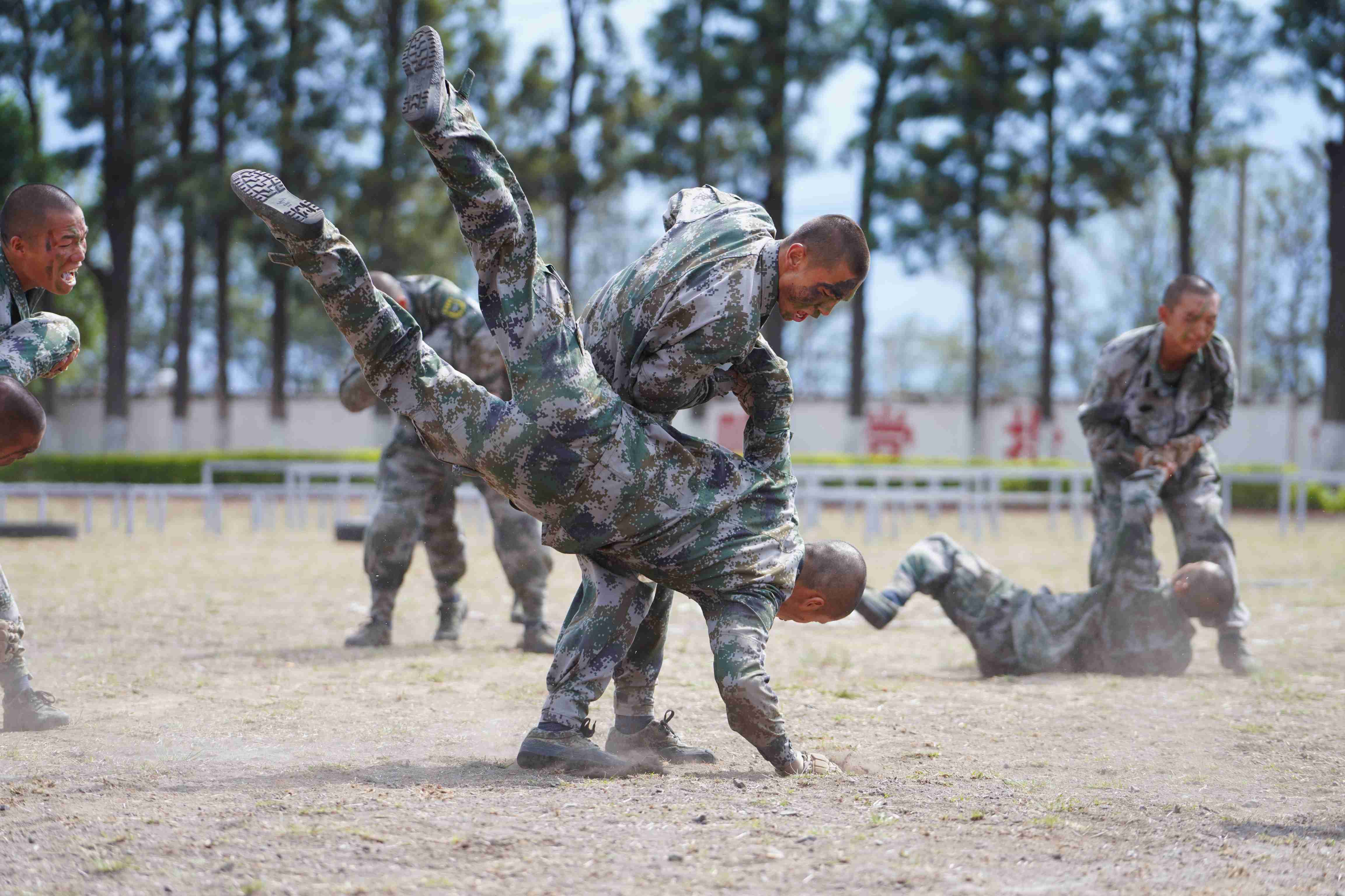 谁英雄谁好汉比武场上比比看