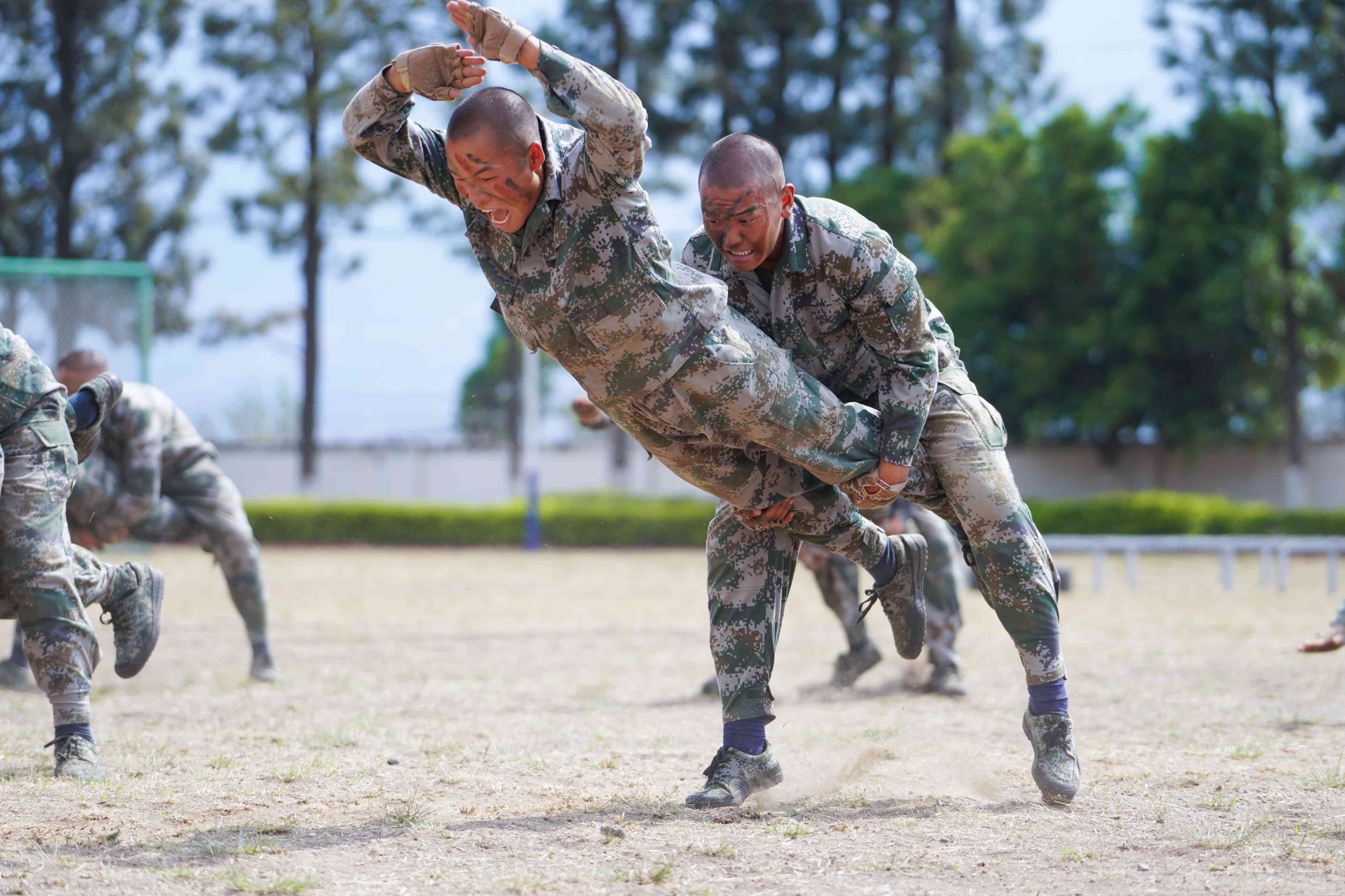 谁英雄谁好汉比武场上比比看