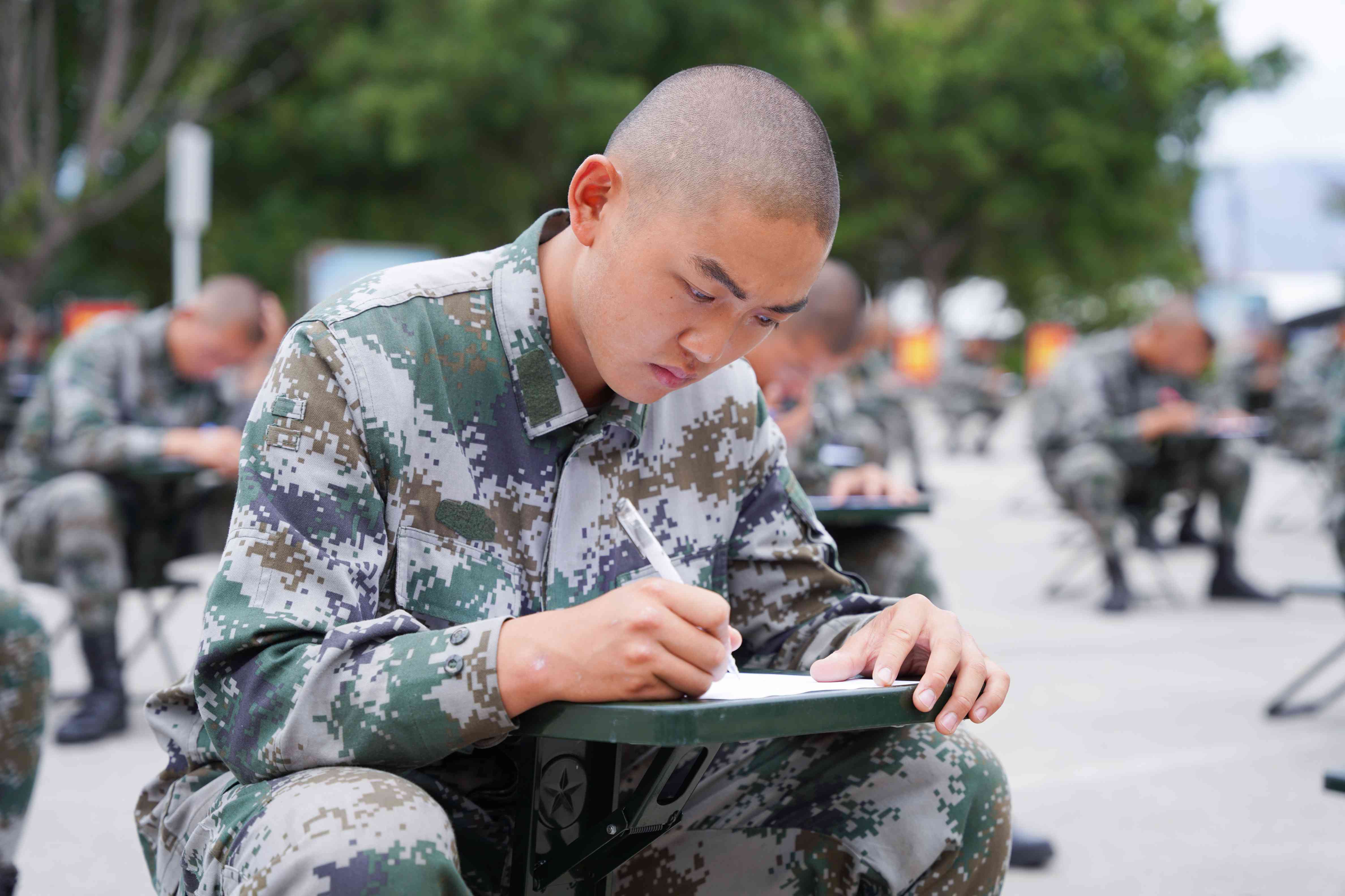 谁英雄谁好汉比武场上比比看