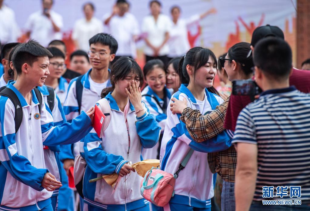 新华社记者 陶亮 摄 当日,贵阳市乌当中学举行高三学生毕业典礼暨